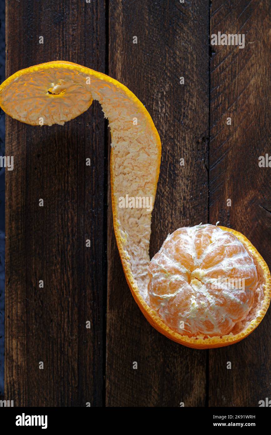 arancia mandarina con buccia su un tavolo rustico Foto Stock
