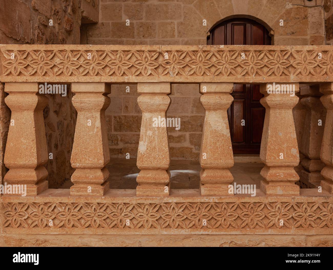 Deyrulzafaran Syriac o Monastero di Mor Hananyo. Ringhiera in pietra e sculture in pietra nella chiesa. Mardin, Turchia 2022 Foto Stock