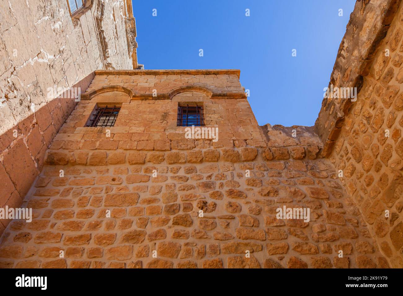 Deyrulzafaran Syriac o Monastero di Mor Hananyo. Ripresa dal basso delle mura della chiesa. Mardin, Turchia Ottobre 2022 Foto Stock