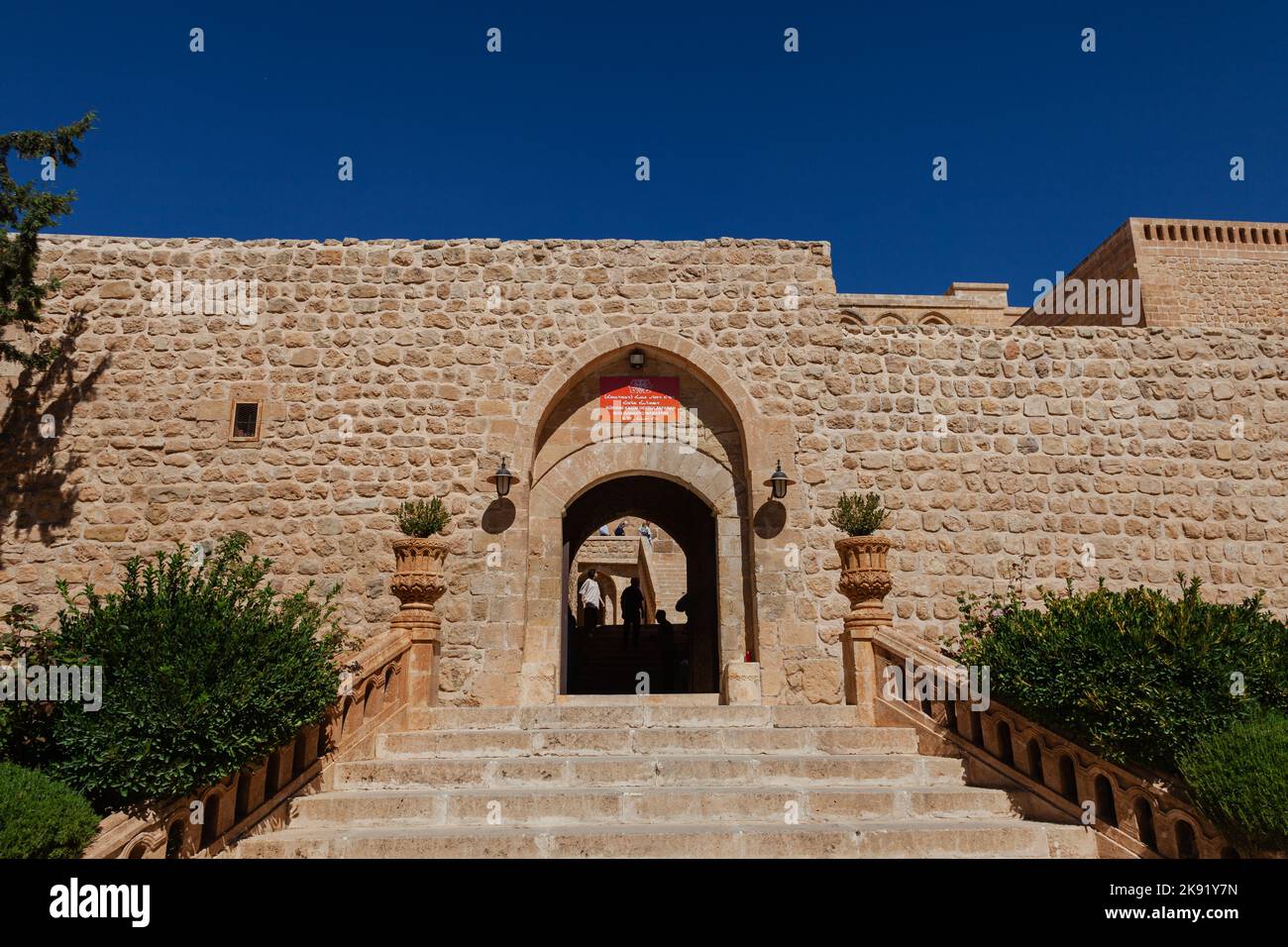 -Deyrulzafaran Syriac o Monastero di Mor Hananyo. Porta d'ingresso della chiesa. Mardin, Turchia Foto Stock