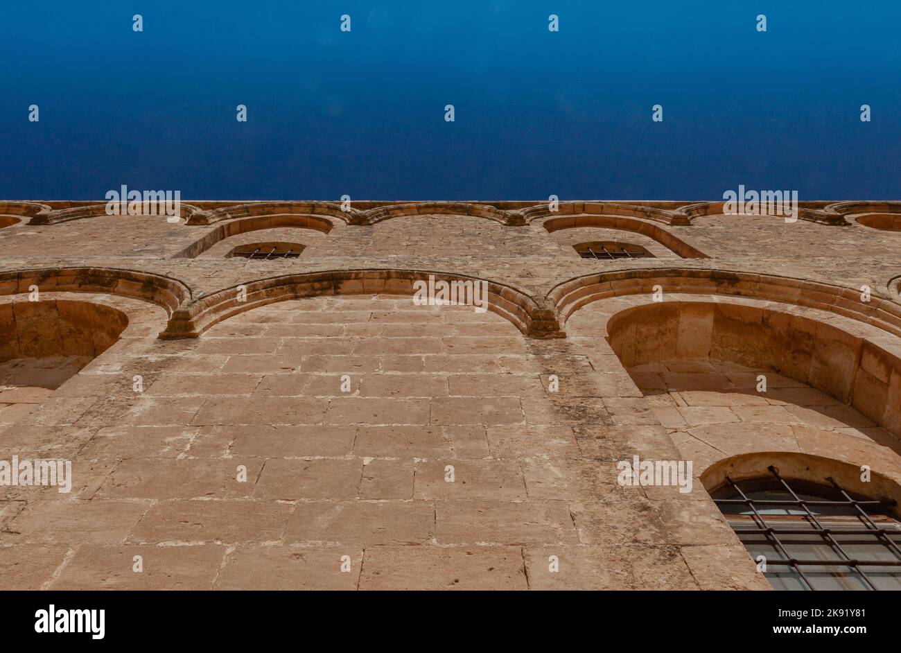Mardin, Turchia. Deyrulzafaran Syriac o Monastero di Mor Hananyo. Ripresa dal basso delle mura della chiesa. Foto Stock