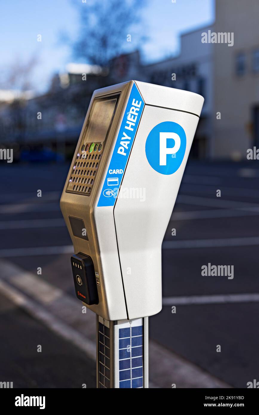 Ballarat Australia / Parking meters su Ballarat Street.Some metri hanno carte di pagamento solo opzioni, mentre alcuni hanno sia carta e moneta opzioni di pagamento. Foto Stock