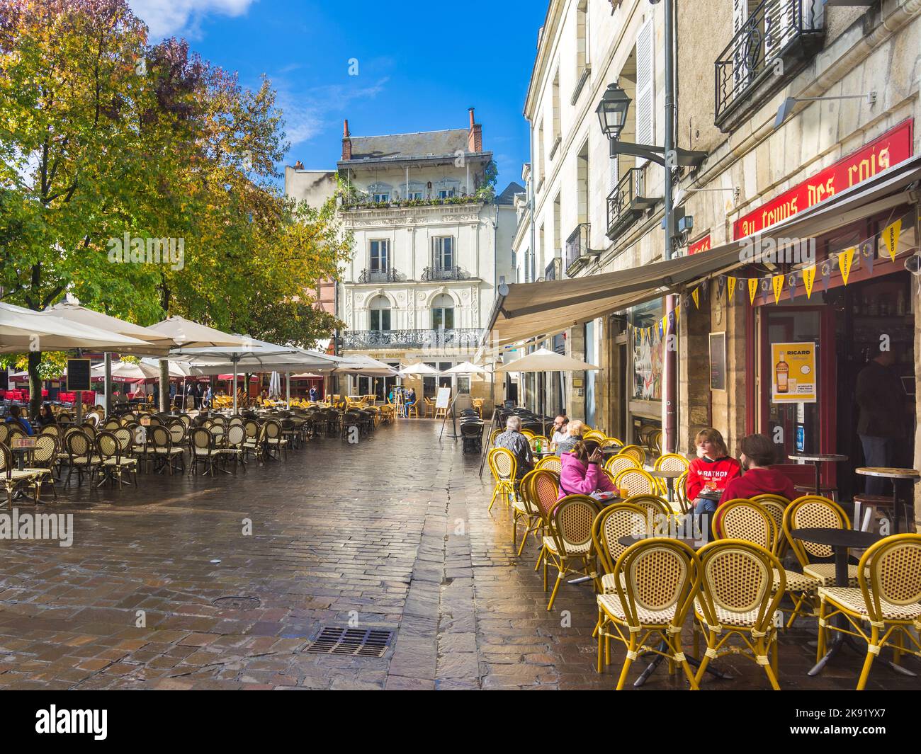 Pausa caffè dopo una doccia in Place Plumereau, una piazza storica con caffè nel centro di Tours, Indre-et-Loire (37), Francia. Foto Stock