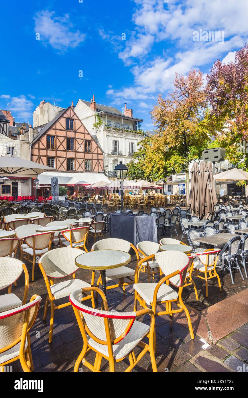 Pausa caffè dopo una doccia in Place Plumereau, una piazza storica con caffè nel centro di Tours, Indre-et-Loire (37), Francia. Foto Stock
