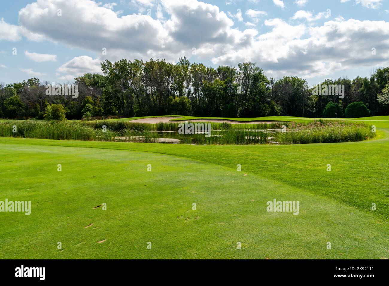 Campo da golf nella calda giornata autunnale Foto Stock