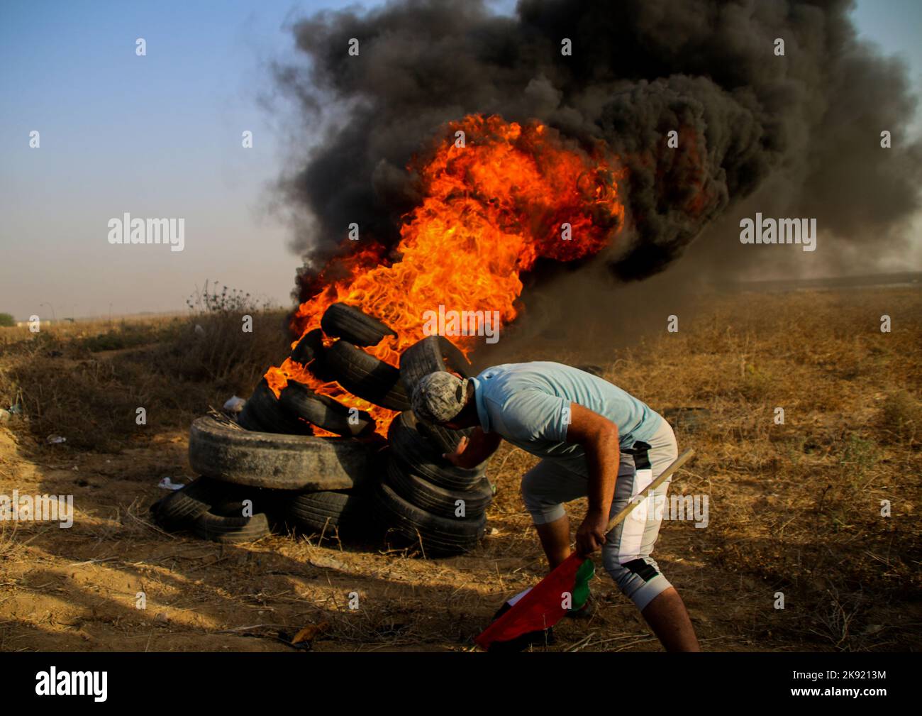 Città di Gaza, striscia di Gaza, Palestina. 25th Ott 2022. Gaza, Palestina. 25 ottobre 2022. Si verificano scontri tra manifestanti palestinesi e forze israeliane nella zona di Malaka ad est di Gaza City, a seguito di una protesta per la recente uccisione di 6 palestinesi da parte delle forze israeliane a Nablus. Sei palestinesi sono stati uccisi e più di venti altri sono stati feriti quando le forze israeliane hanno compiuto un raid contro il gruppo del leone nella città vecchia di Nablus all'inizio di martedì (Credit Image: © Ahmad Hasaballah/IMAGESLIVE via ZUMA Press Wire) Foto Stock