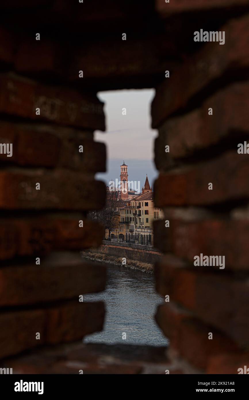 finestra nel castello scaliger di verona che vede una chiesa e il fiume adige Foto Stock