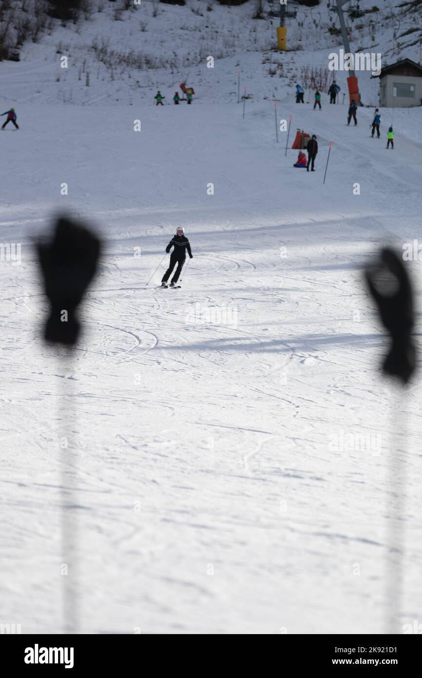 guanto bloccato nello ski-pole nella pista da sci Foto Stock