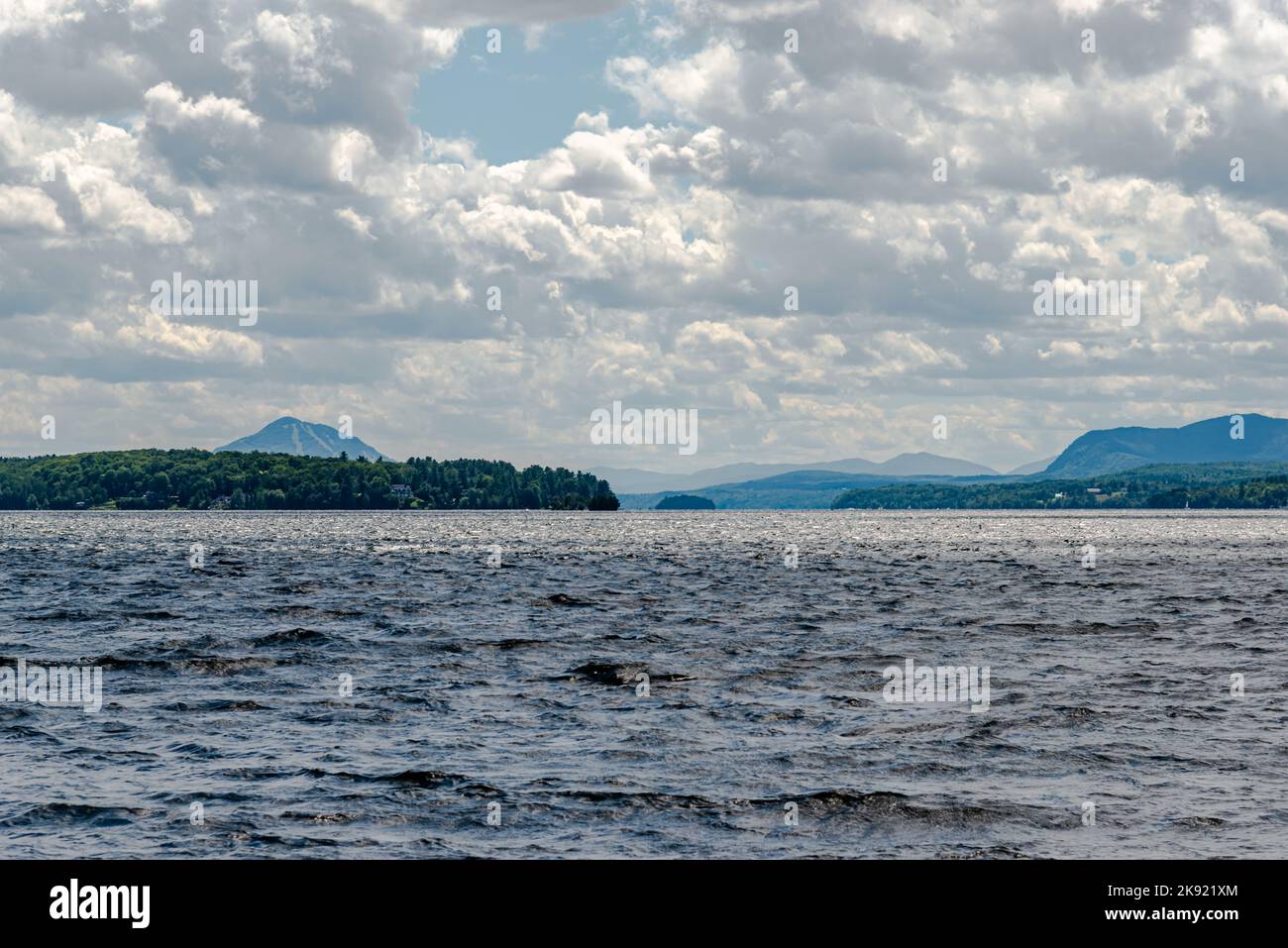 Il lago Magog è un lago d'acqua dolce situato nella regione di Estrie, Quebec, Canada. Foto Stock