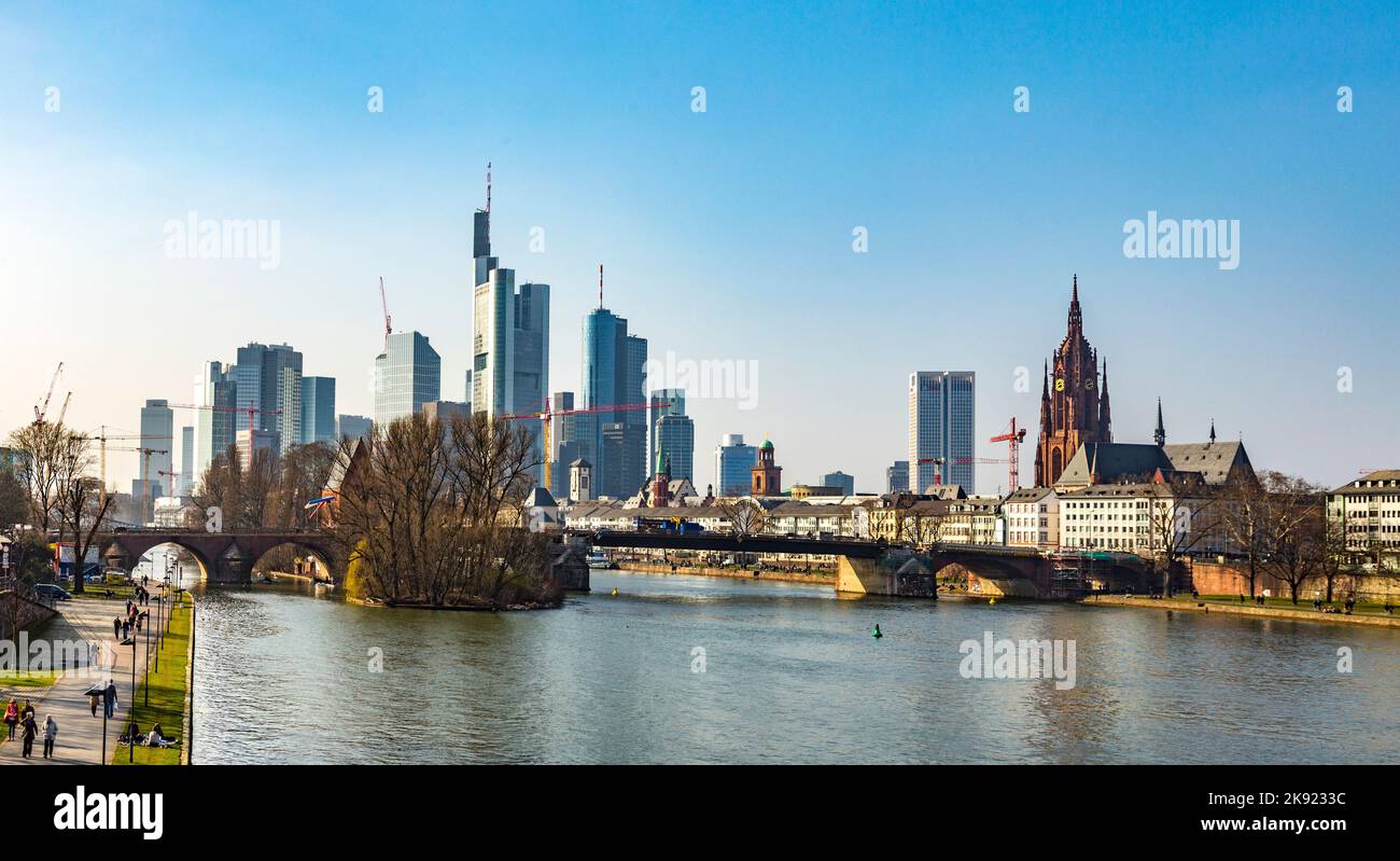 FRANCOFORTE, GERMANIA - 8 MARZO 2014: Vista della città di Francoforte da Floessserrruecke con il fiume meno a Francoforte, Germania. Foto Stock