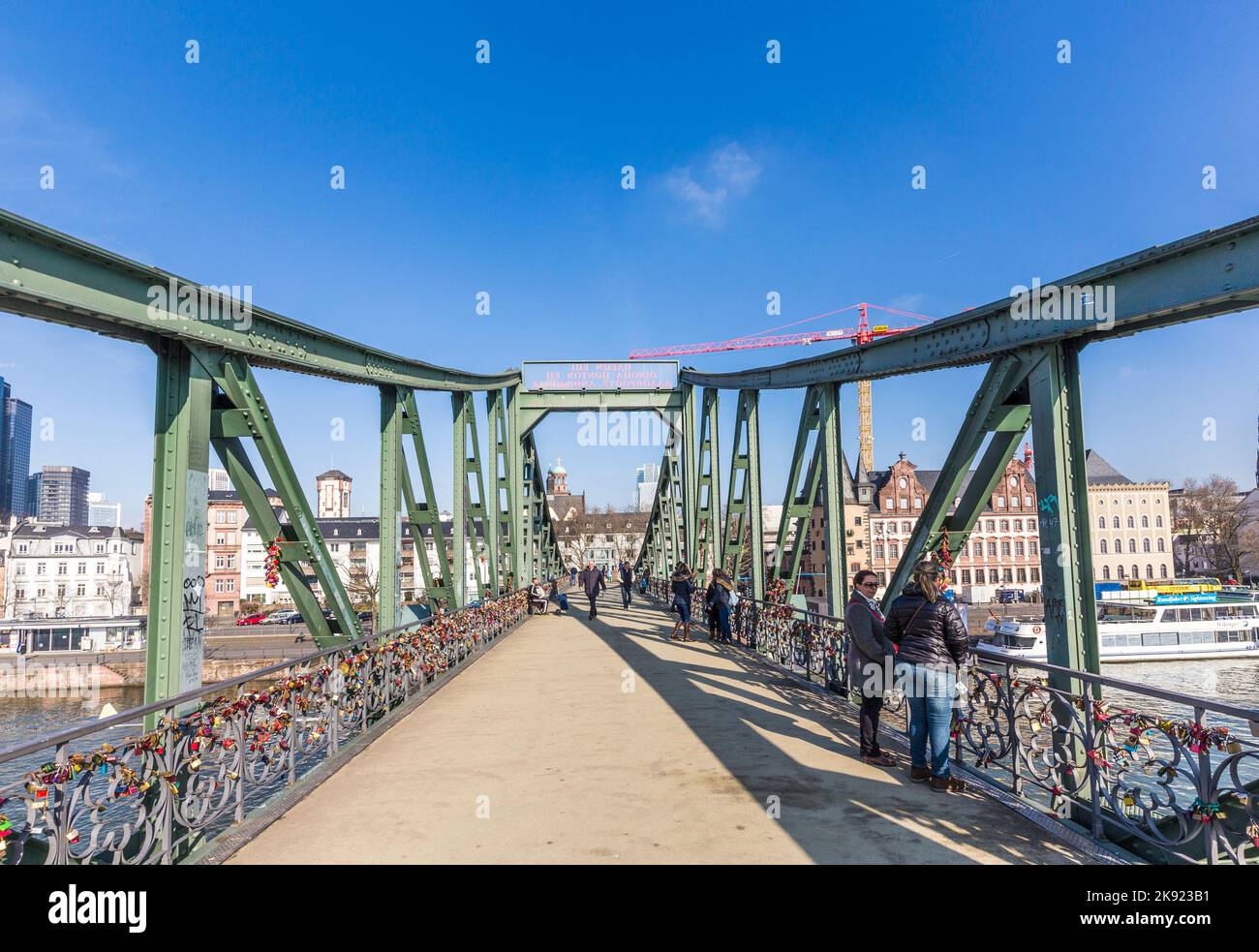 FRANCOFORTE AM MAIN, GERMANIA - 28 FEBBRAIO 2015: Persone al famoso steg Eiserner con le serrature d'amore sul fiume meno. L'Eiserner Steg è un ponte pedonale Foto Stock