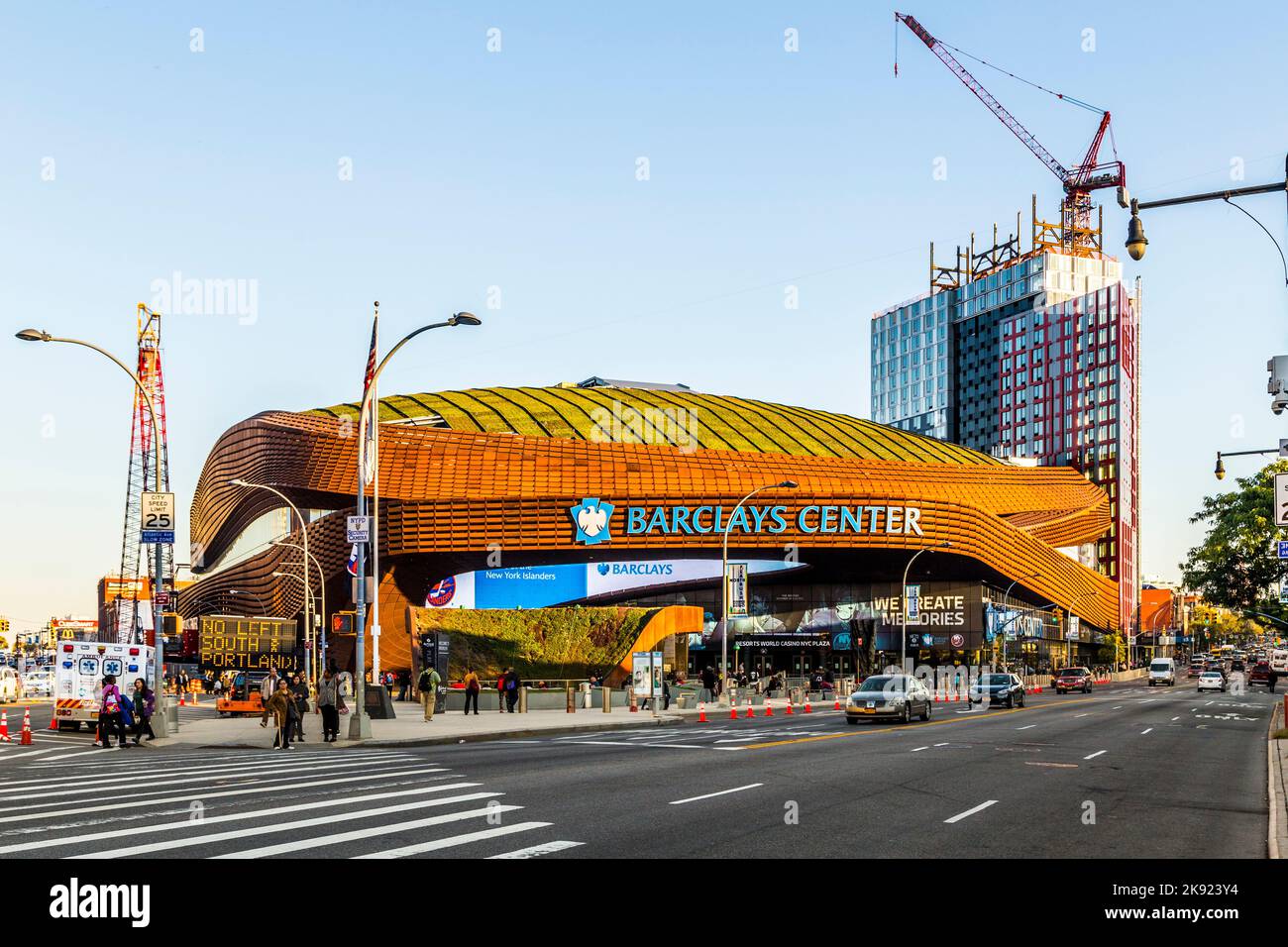 NEW YORK CITY, USA - Oct 20, 2015: Il Barclays Center è un'arena coperta polivalente a Brooklyn, New York City. L'arena è stata inaugurata nel 2004. Foto Stock