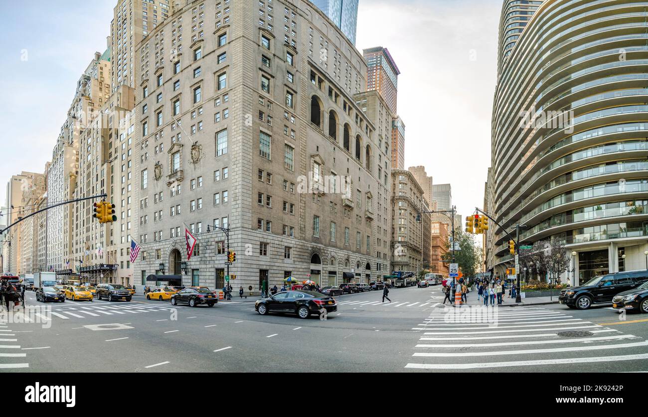 NEW YORK, USA - Oct 21, 2015: streetview a New York visto da Cental Park, New York. Gli edifici sono del 19th secolo. Foto Stock