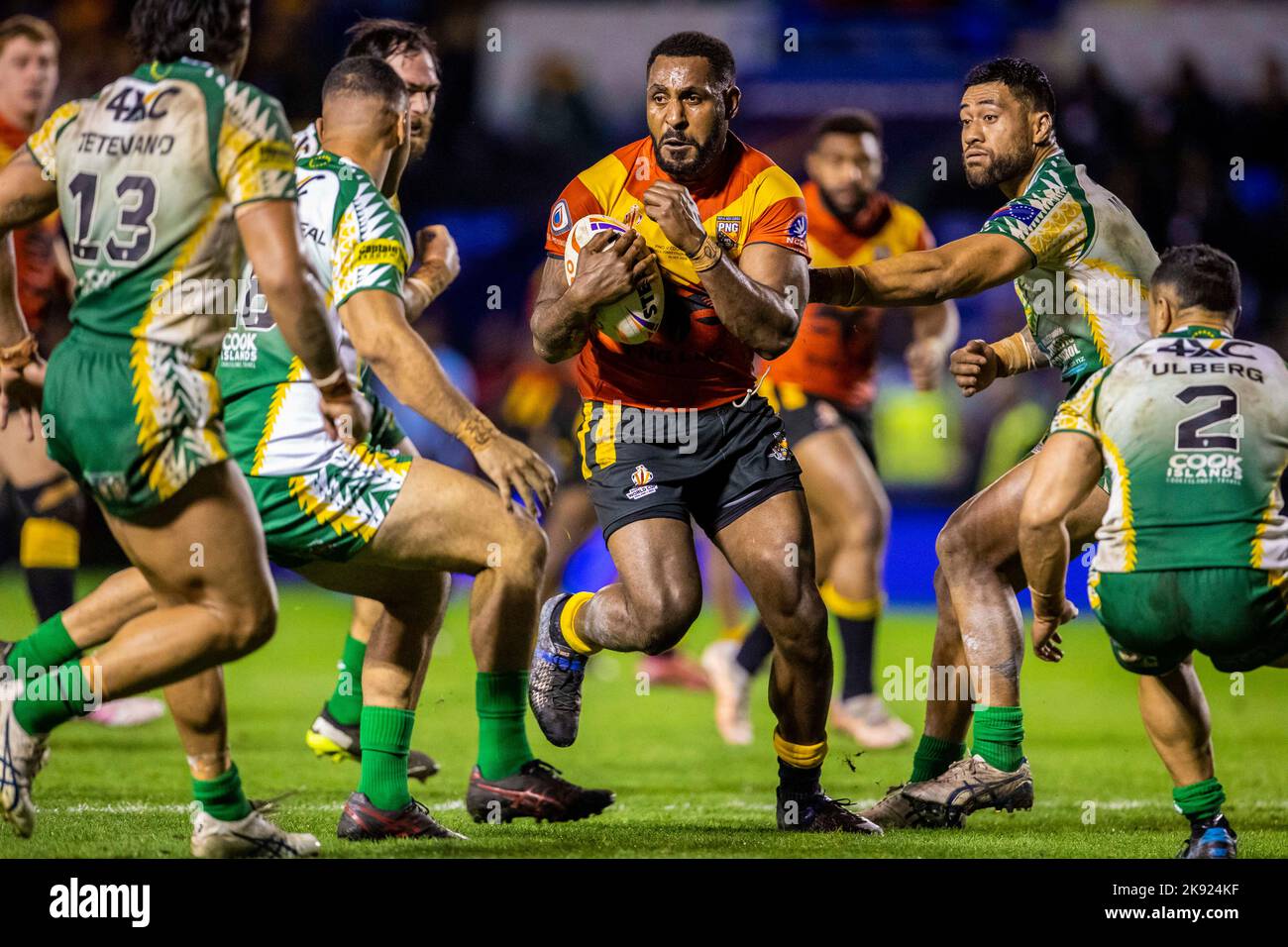 25th ottobre 2022; Halliwell Jones Stadium, Warrington, Inghilterra: Coppa del mondo di Rugby League Papua Nuova Guinea contro Isole Cook: Rodrick Tai di Papua Nuova Guinea potenzia verso Mosè Noovao-McGreal delle Isole Cook Foto Stock