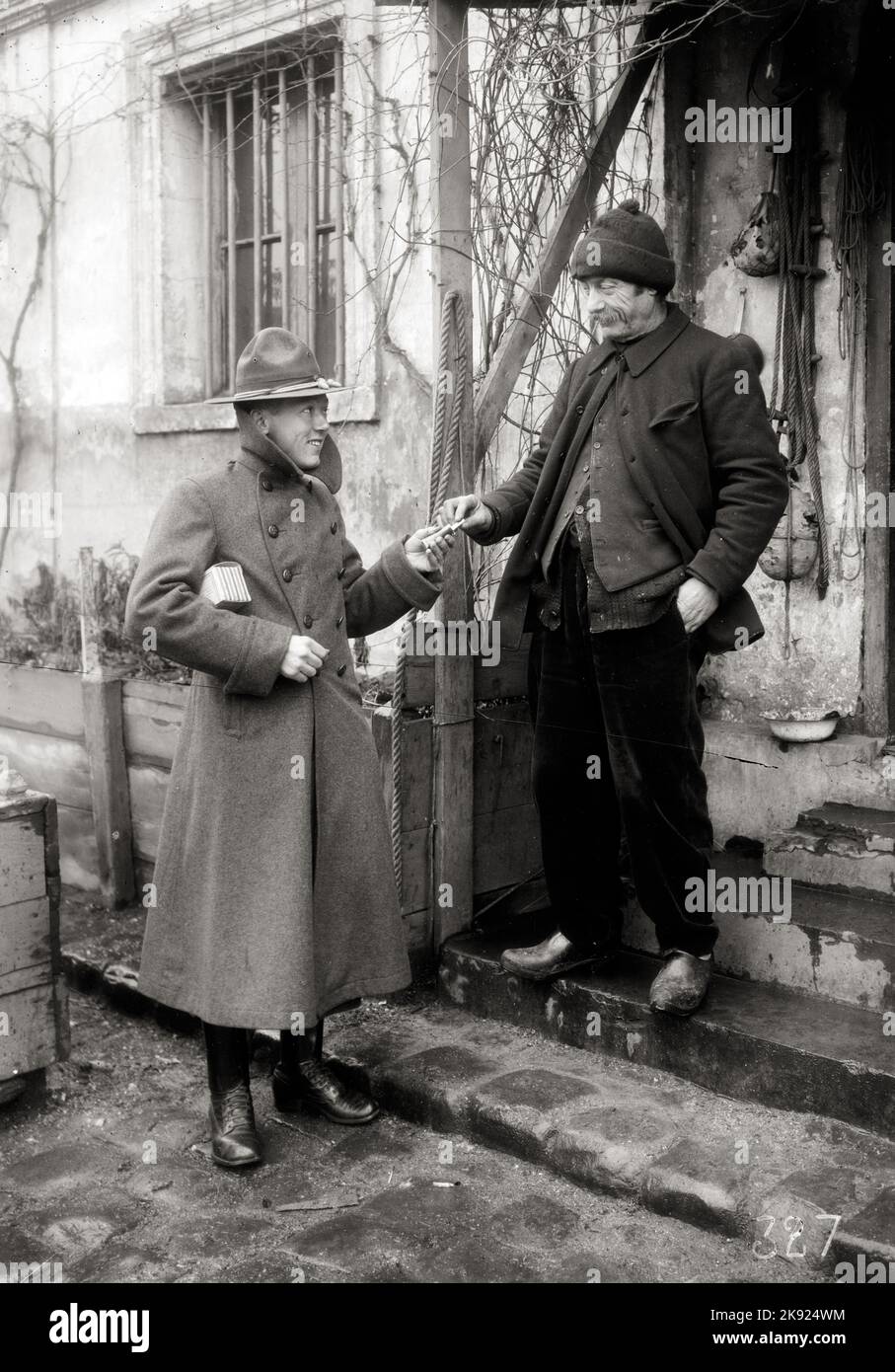 Il soldato americano dopo l'apertura delle scatole di Natale della Croce Rossa condivide il suo tabacco con un contadino francese, 1918 Foto Stock