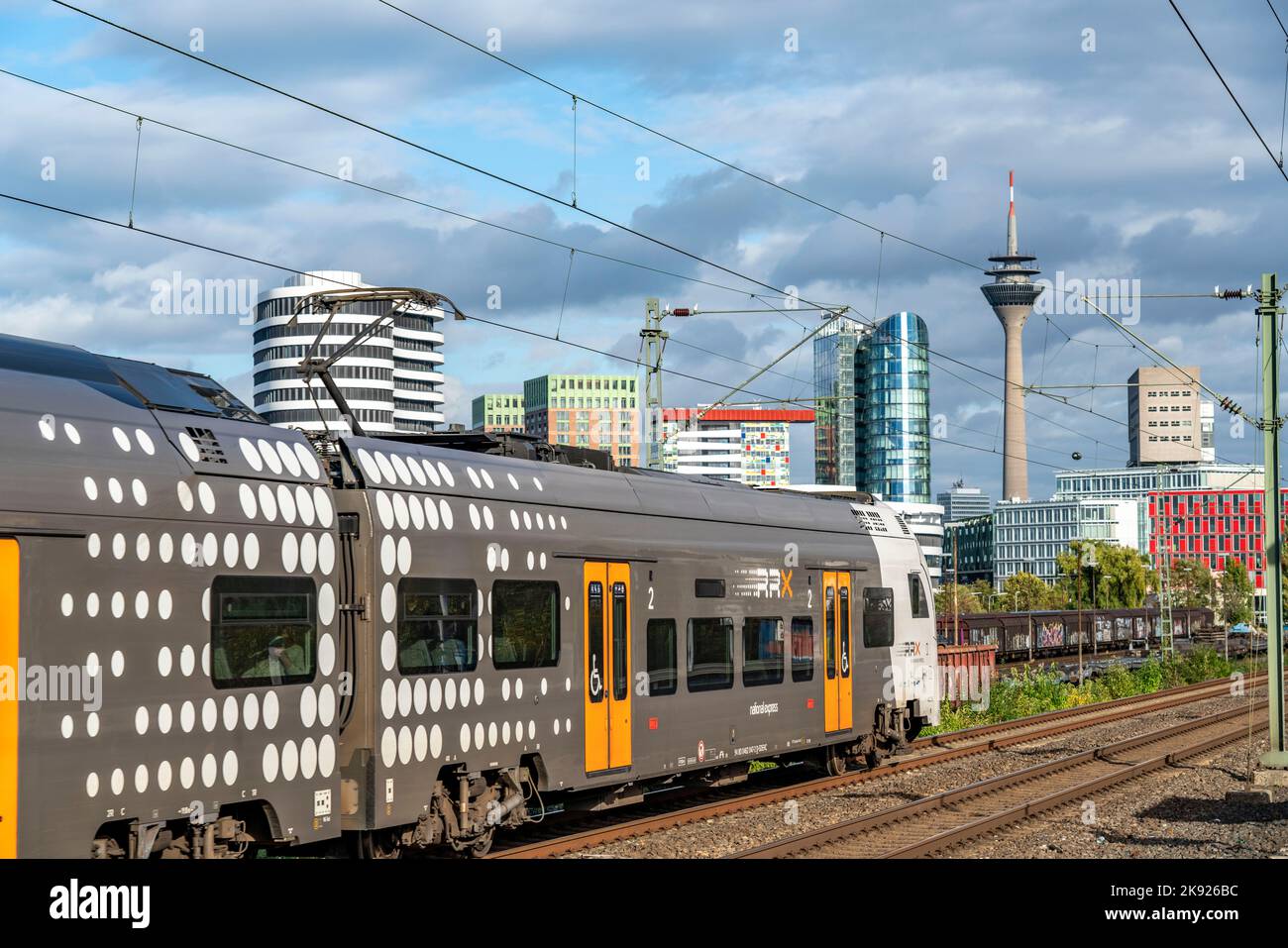 Regional Express RE4 per Aquisgrana, RRX, Rhine-Ruhr Express, skyline della città di Düsseldorf, Media Harbour, treno locale, Foto Stock