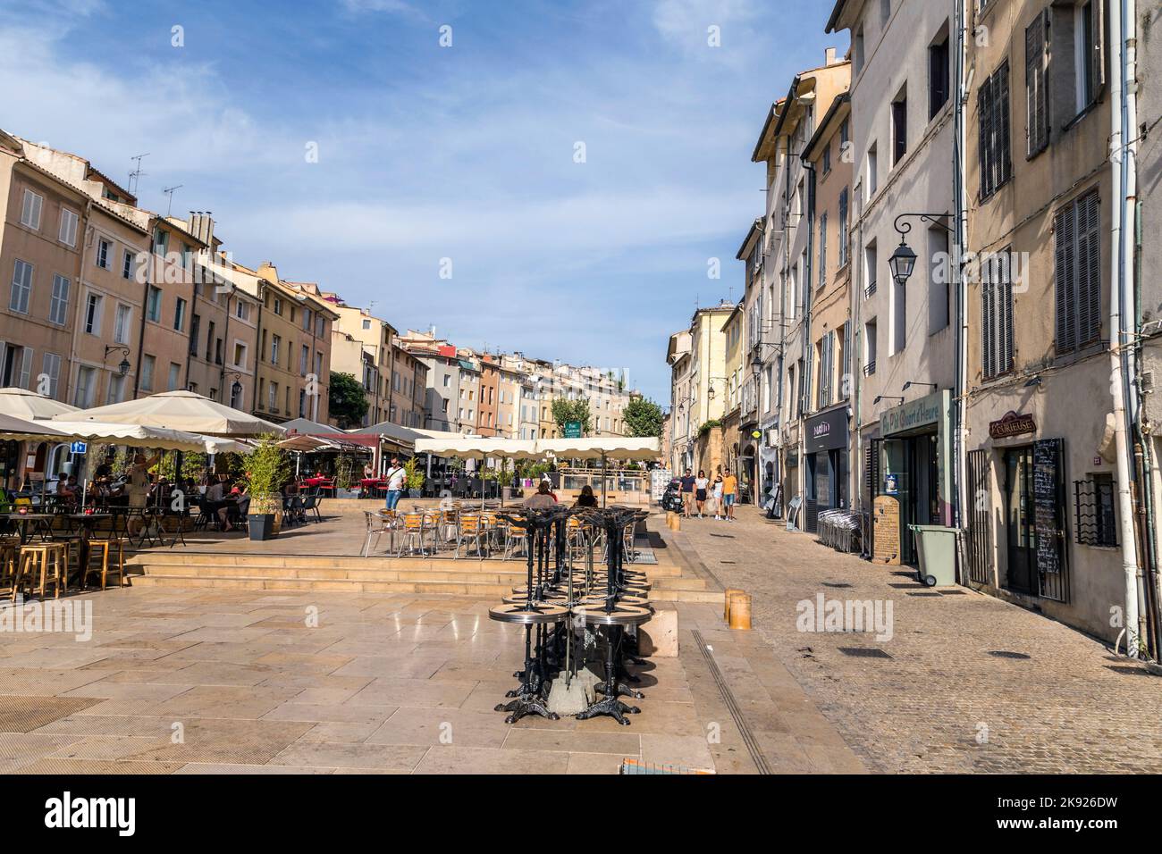 AIX EN PROVENCE, FRANCIA - 19 AGOSTO 2016: La gente gode del mercato centrale di Aix en Provence. Il mercato è circondato da vecchi edifici da Foto Stock