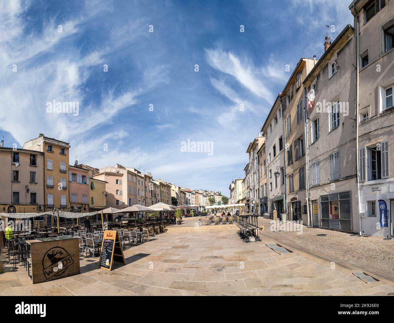 AIX EN PROVENCE, FRANCIA - 19 AGOSTO 2016: La gente gode del mercato centrale di Aix en Provence. Il mercato è circondato da vecchi edifici da Foto Stock
