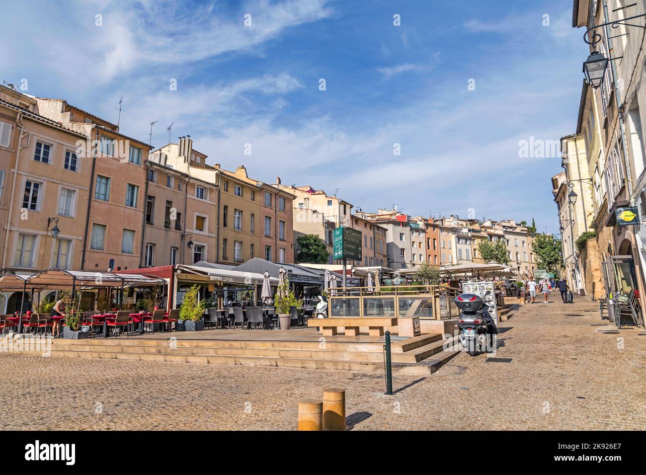 AIX EN PROVENCE, FRANCIA - 19 AGOSTO 2016: La gente gode del mercato centrale di Aix en Provence. Il mercato è circondato da vecchi edifici da Foto Stock