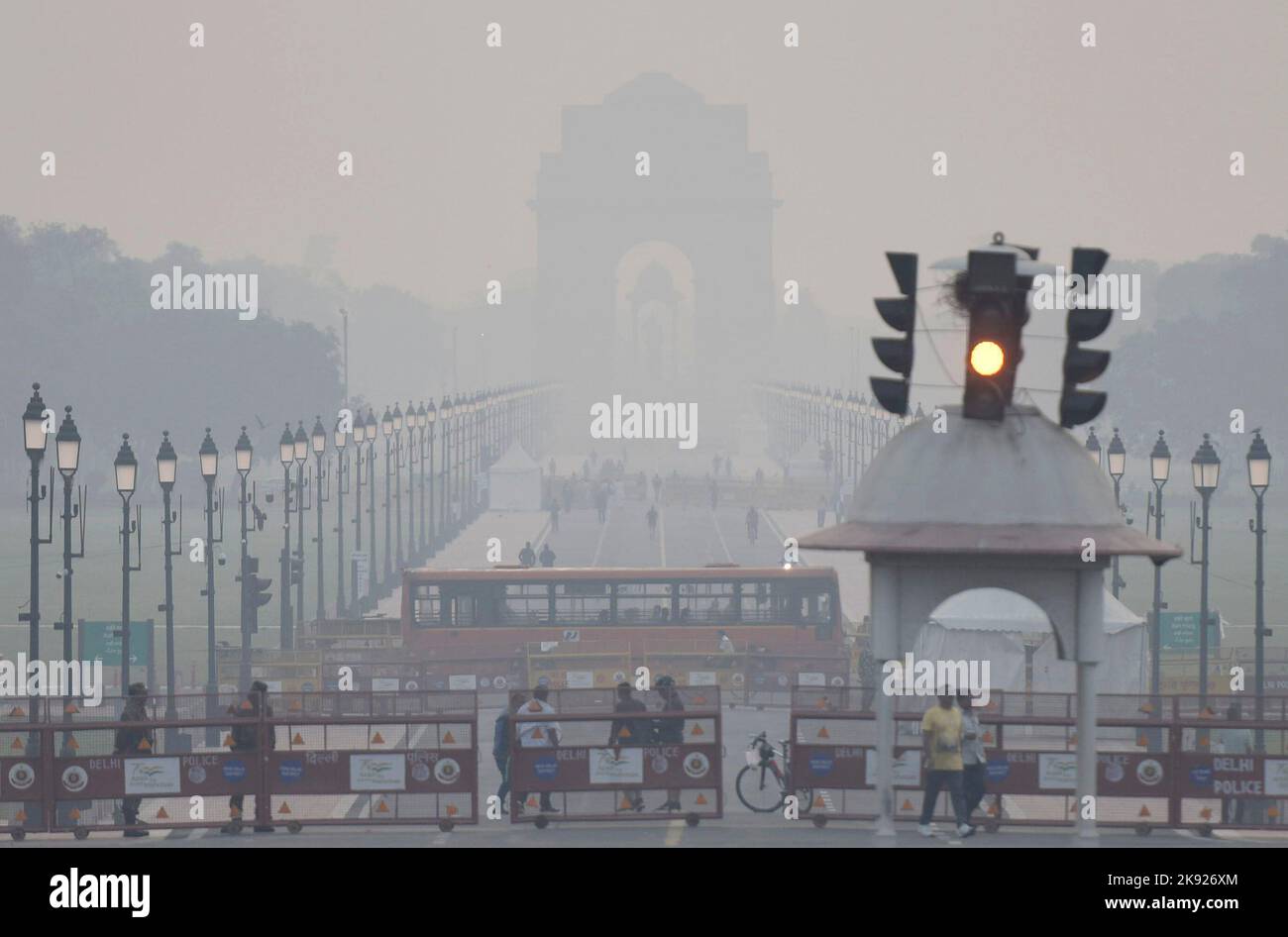 Nuova Delhi, India. 25th Ott 2022. NEW DELHI, INDIA - 25 OTTOBRE: Giorno dopo Diwali festival mattina visiva con strato di inquinamento sopra India porta, il 25 ottobre 2022 a Nuova Delhi, India. (Foto di Salman Ali/Hindustan Times/Sipa USA ) Credit: Sipa USA/Alamy Live News Foto Stock