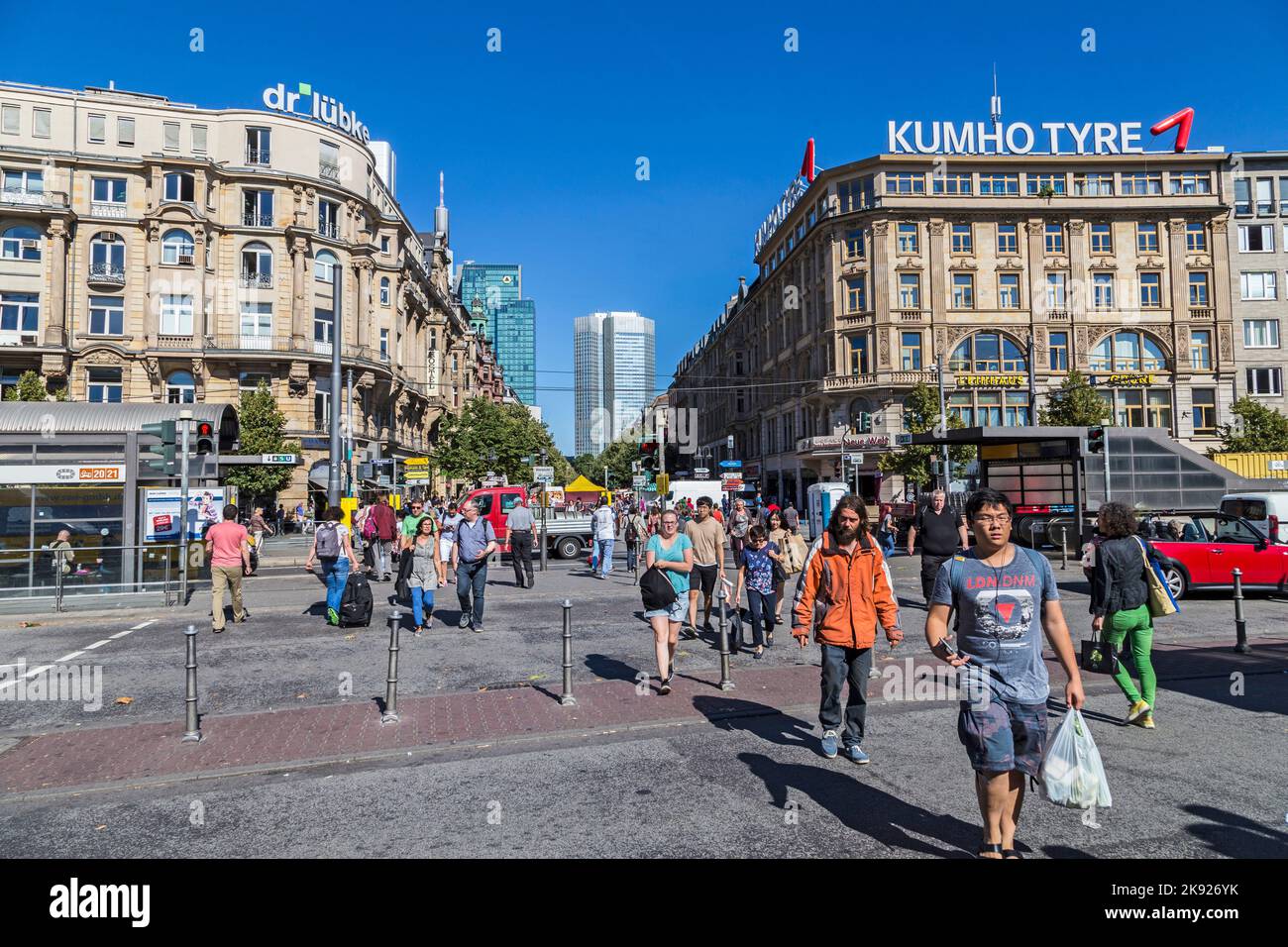 FRANCOFORTE, GERMANIA- 30 AGOSTO 2016: Persone nella Kaiserstrasse di fronte alla stazione ferroviaria di Francoforte. La zona della stazione ferroviaria è il luogo più pericoloso Foto Stock