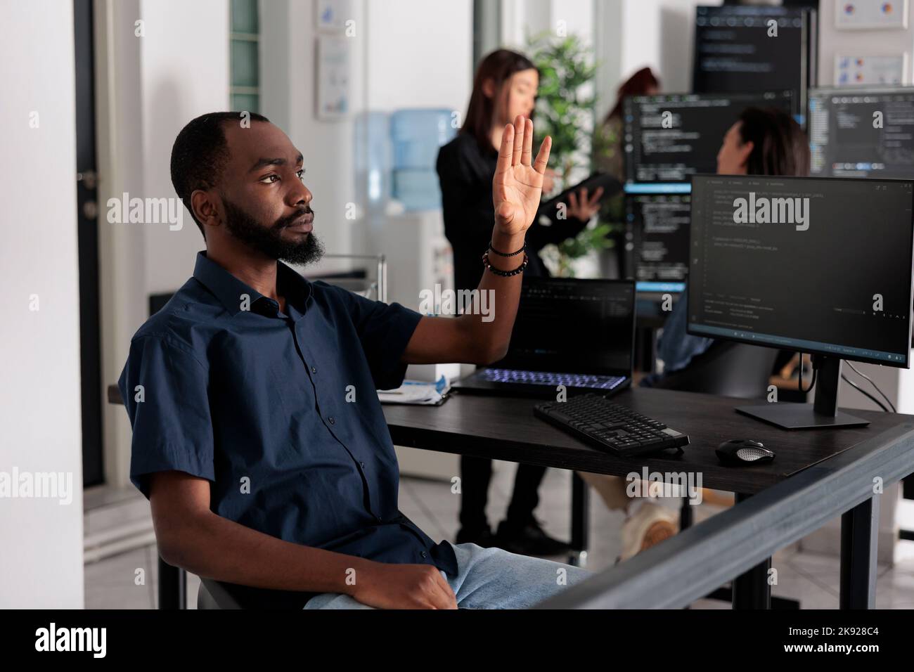 Sviluppatore di software che analizza ar ologramma per lavorare su codice html, utilizzando l'interfaccia di database olografico con realtà aumentata. Programma di cloud computing con finestra terminale nell'ufficio dei big data. Foto Stock