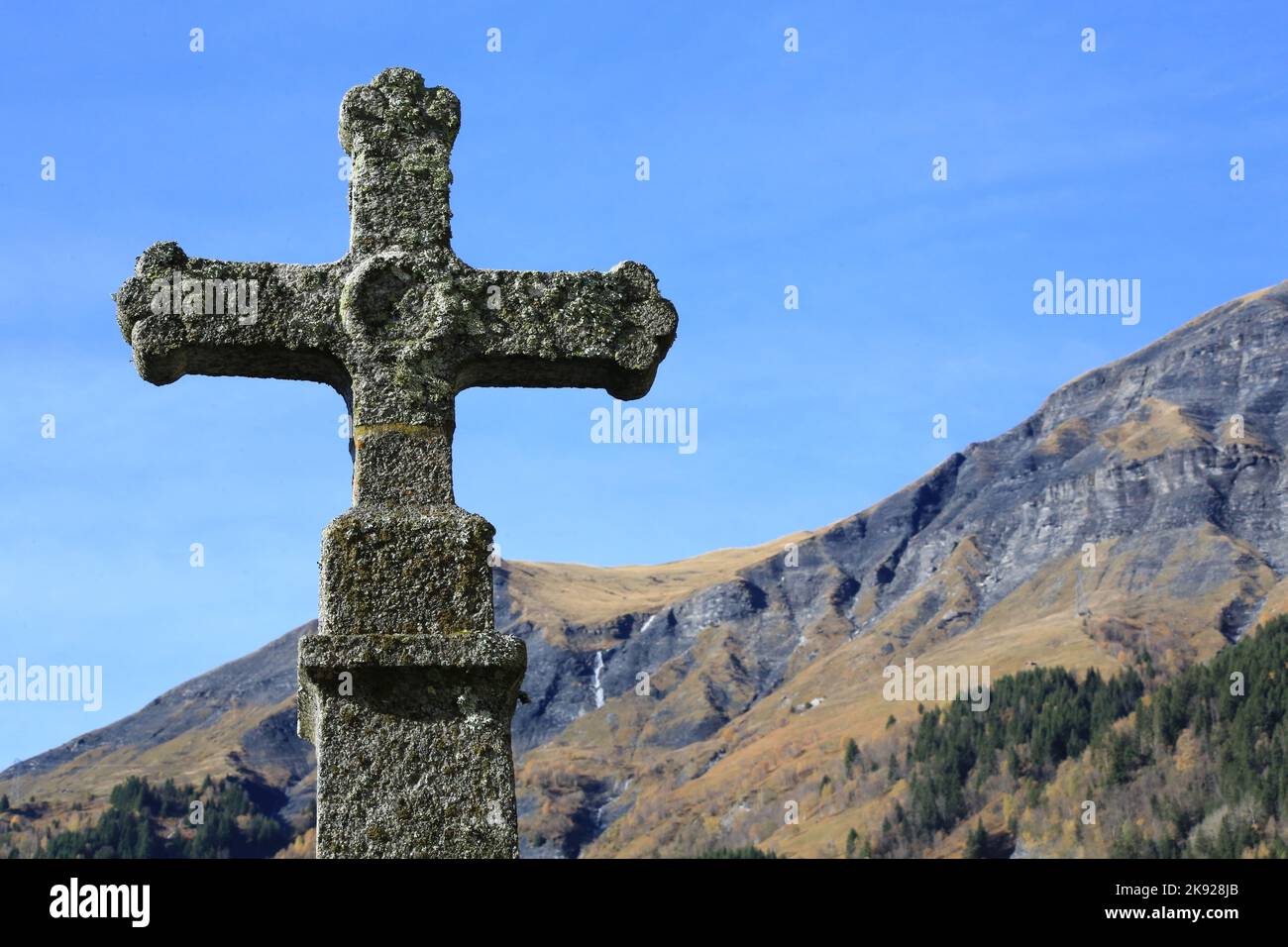 Croix en pierre. Cimetière. Mont-Joux. Alpes Francises. Les Contamines-Montjoie. Alta Savoia. Auvergne-Rhône-Alpi. Francia. Europa. Foto Stock