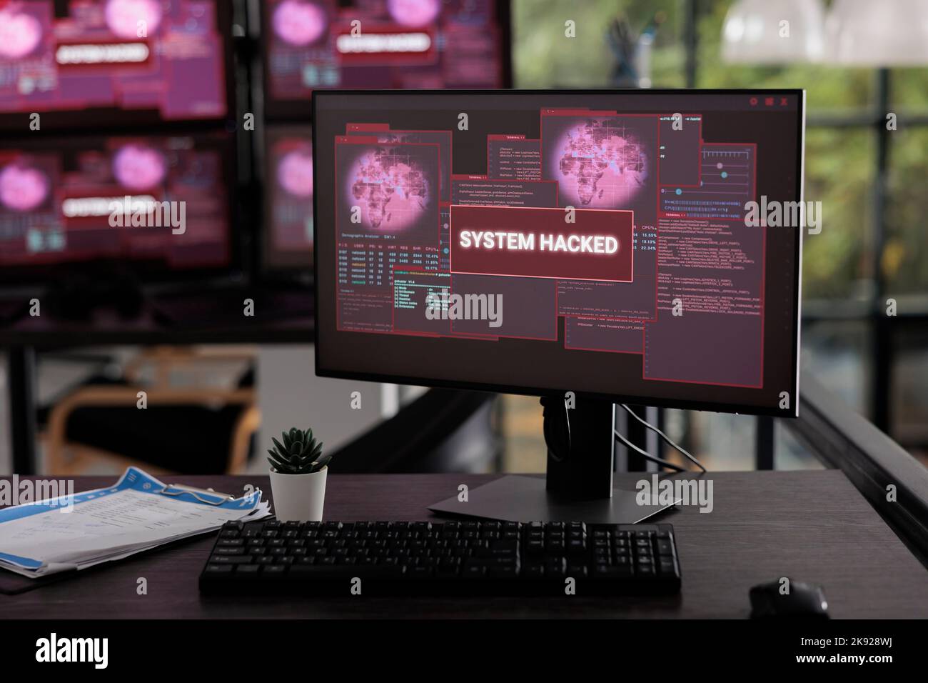 Uffici IT vuoti con più computer che lampeggiano in allarme di pirateria informatica e violazione della sicurezza, sistema server che viene violato. Il PC visualizza un messaggio di errore critico e un avviso di minaccia malware. Foto Stock