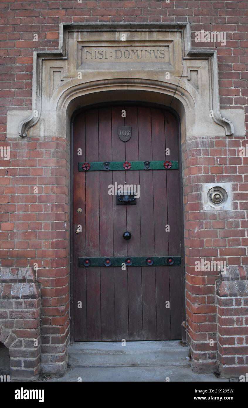 La porta di Rothenburg House su Stony Stratford High Street, che un tempo era la casa del famoso architetto Edward Swinfen Harris. Foto Stock
