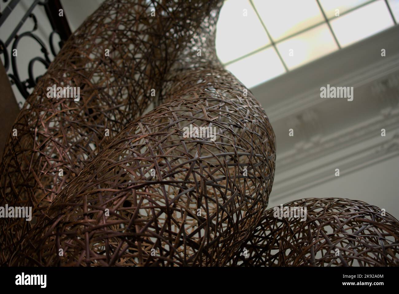 Installazione di bambù "in lode of Light" di Tanabe Chikuunsai. Luce naturale su installazione d'arte Foto Stock