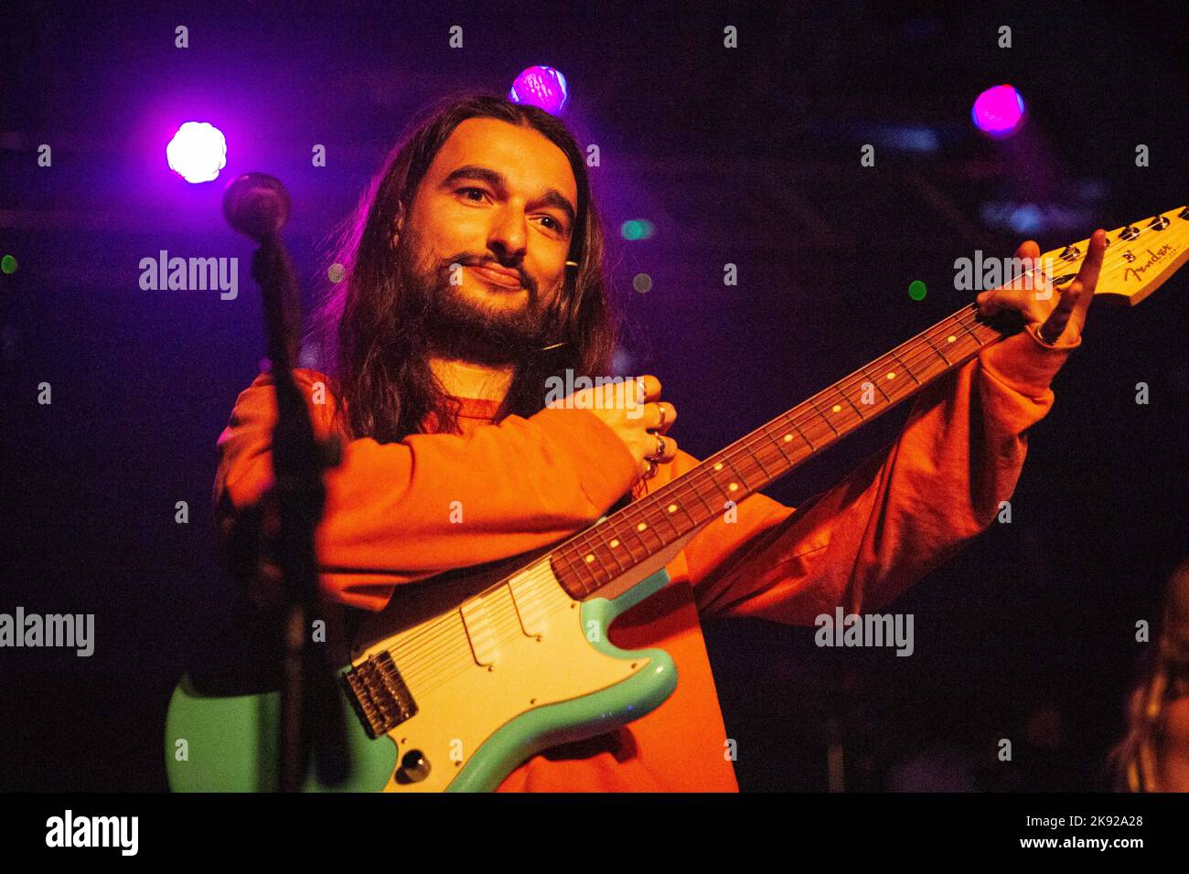 Gamba bagnata in concerto ai magazzini generali di Milano. Foto di Davide Merli per www.rockon.it Foto Stock