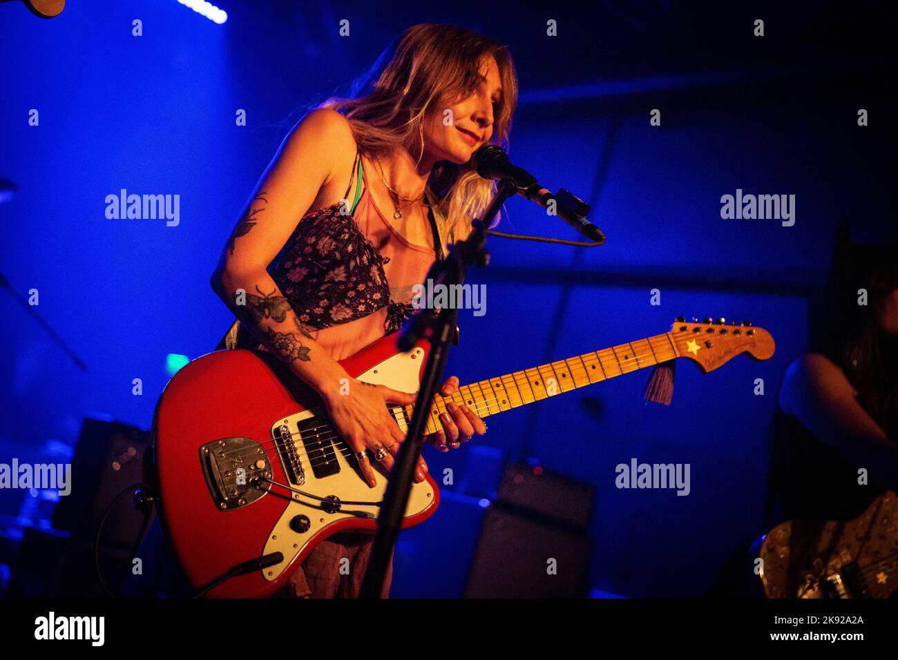 Gamba bagnata in concerto ai magazzini generali di Milano. Foto di Davide Merli per www.rockon.it Foto Stock