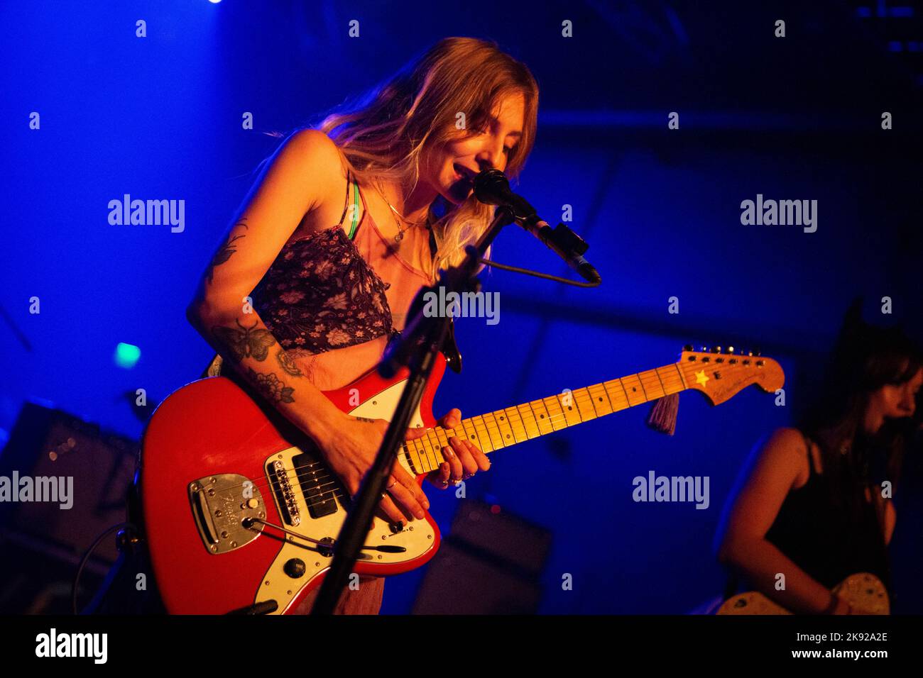 Gamba bagnata in concerto ai magazzini generali di Milano. Foto di Davide Merli per www.rockon.it Foto Stock