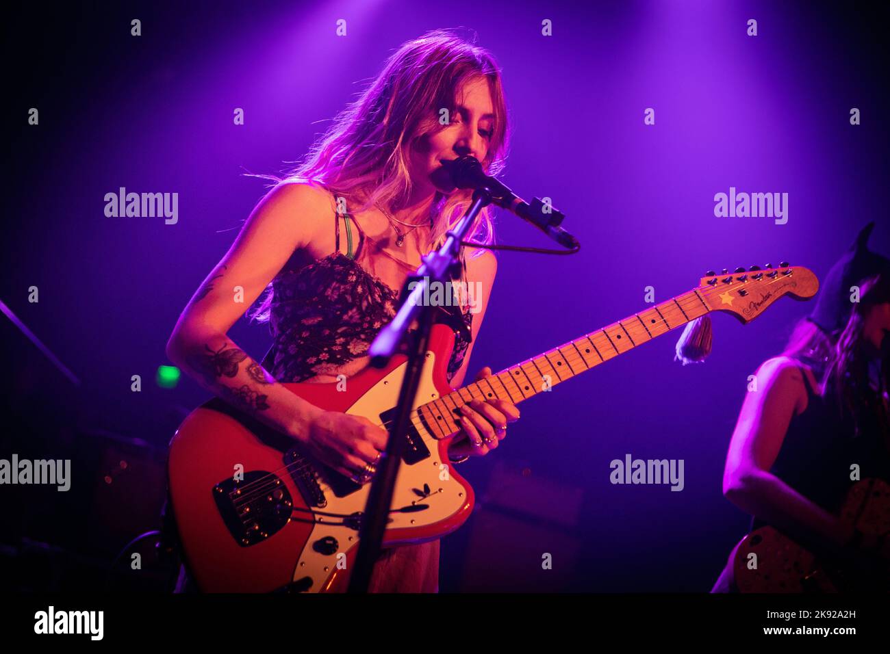 Gamba bagnata in concerto ai magazzini generali di Milano. Foto di Davide Merli per www.rockon.it Foto Stock