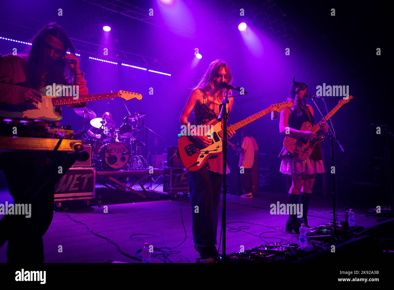 Gamba bagnata in concerto ai magazzini generali di Milano. Foto di Davide Merli per www.rockon.it Foto Stock