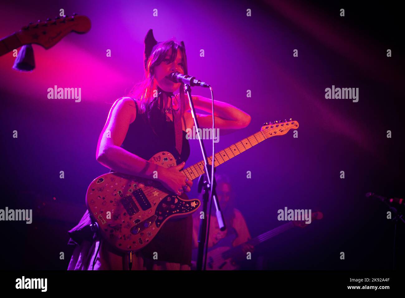 Gamba bagnata in concerto ai magazzini generali di Milano. Foto di Davide Merli per www.rockon.it Foto Stock