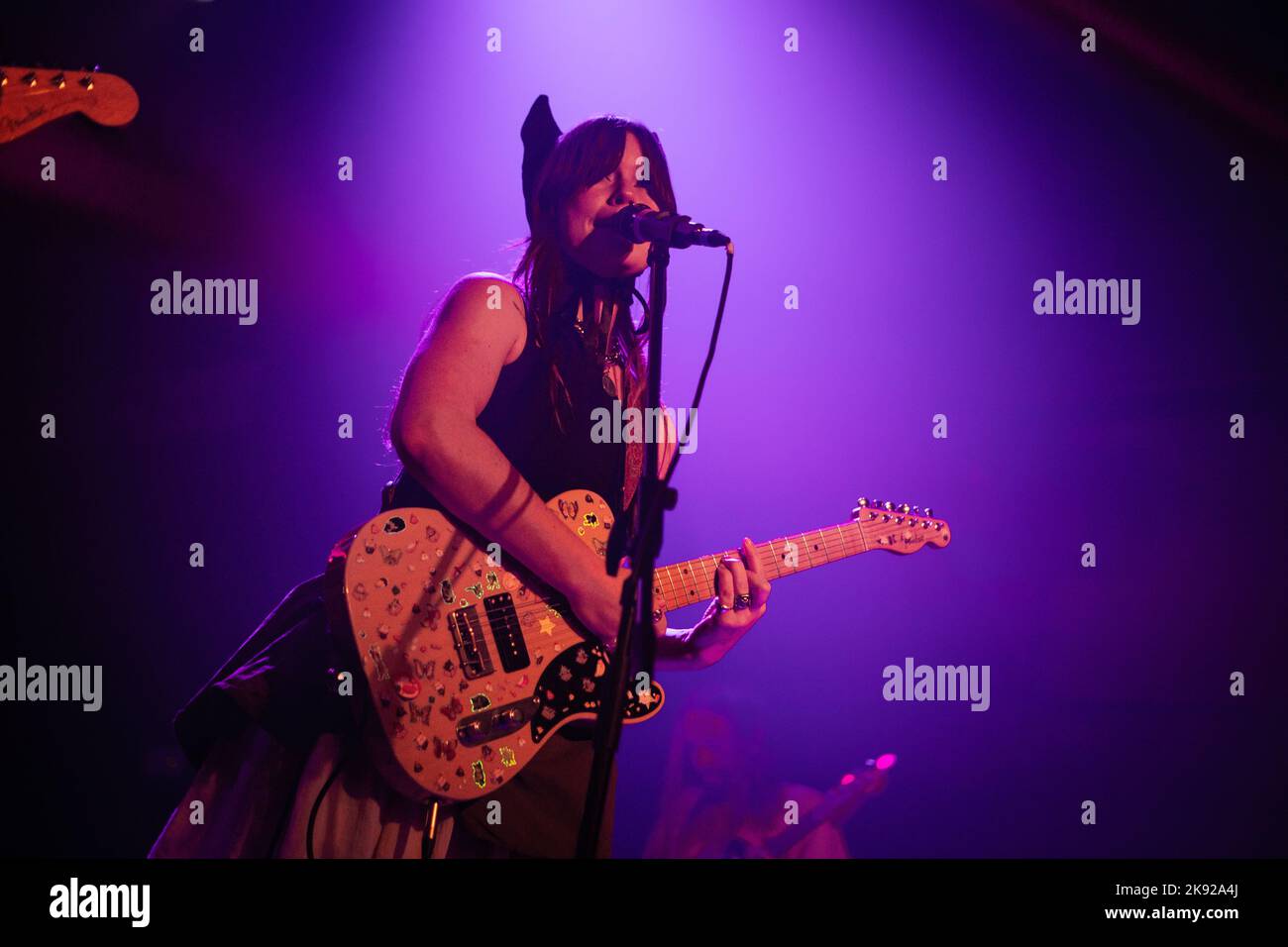 Gamba bagnata in concerto ai magazzini generali di Milano. Foto di Davide Merli per www.rockon.it Foto Stock