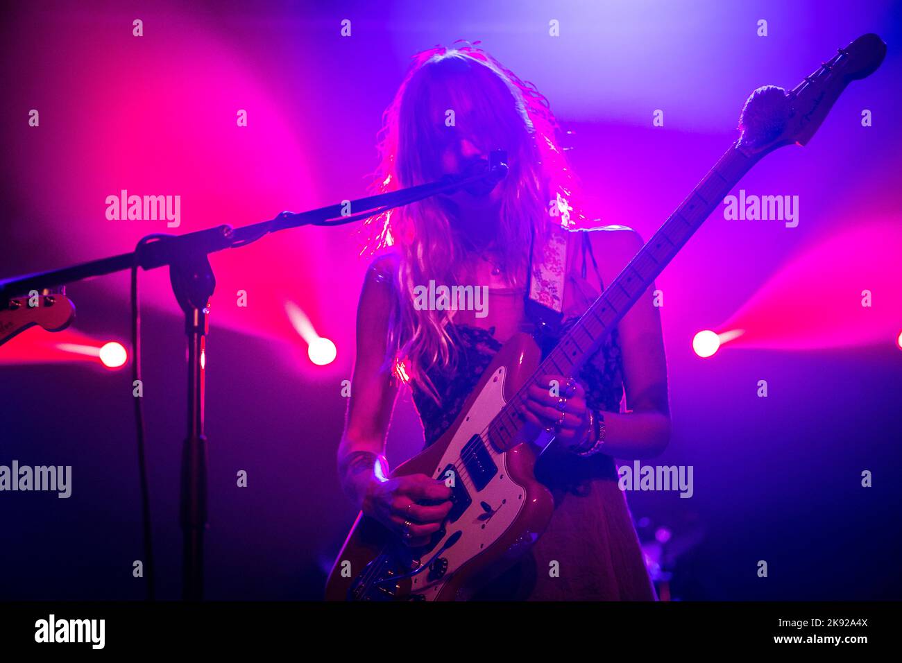Gamba bagnata in concerto ai magazzini generali di Milano. Foto di Davide Merli per www.rockon.it Foto Stock