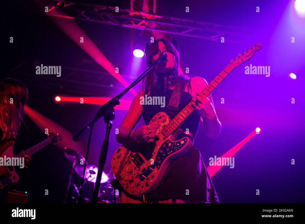 Gamba bagnata in concerto ai magazzini generali di Milano. Foto di Davide Merli per www.rockon.it Foto Stock