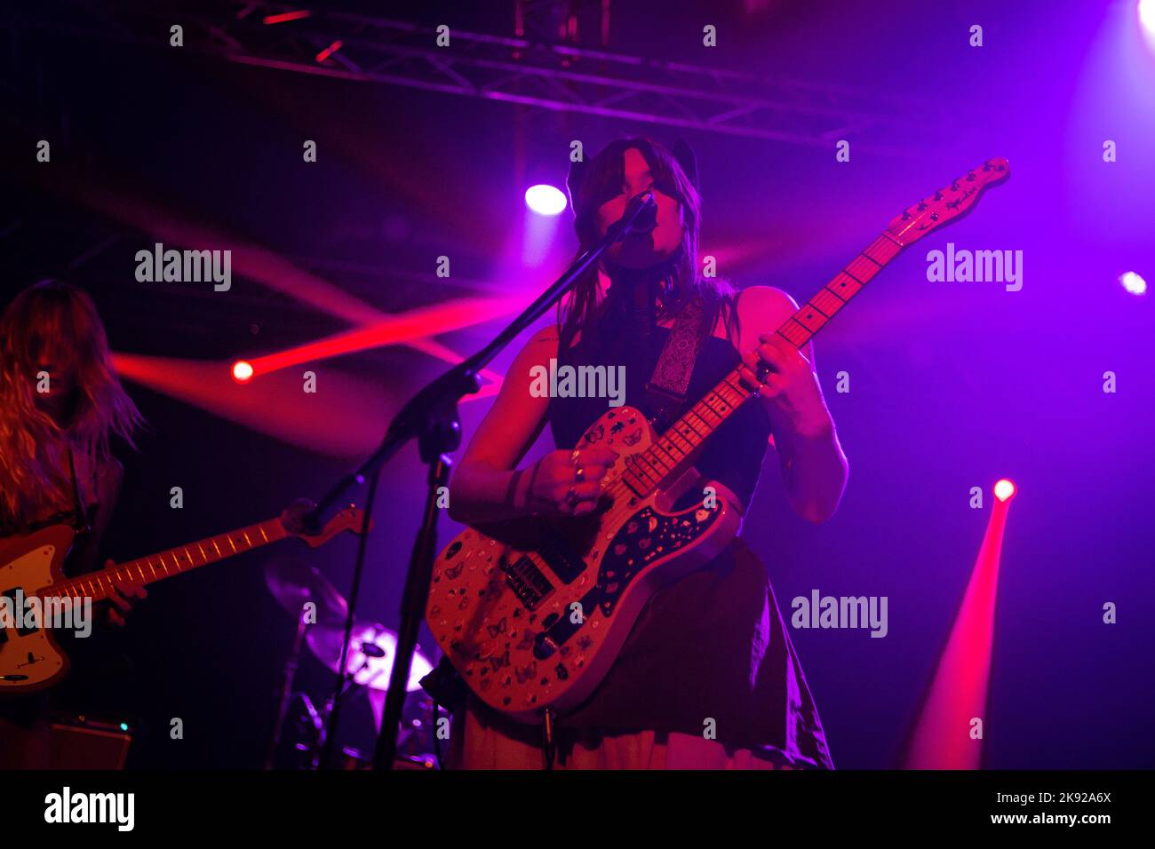 Gamba bagnata in concerto ai magazzini generali di Milano. Foto di Davide Merli per www.rockon.it Foto Stock