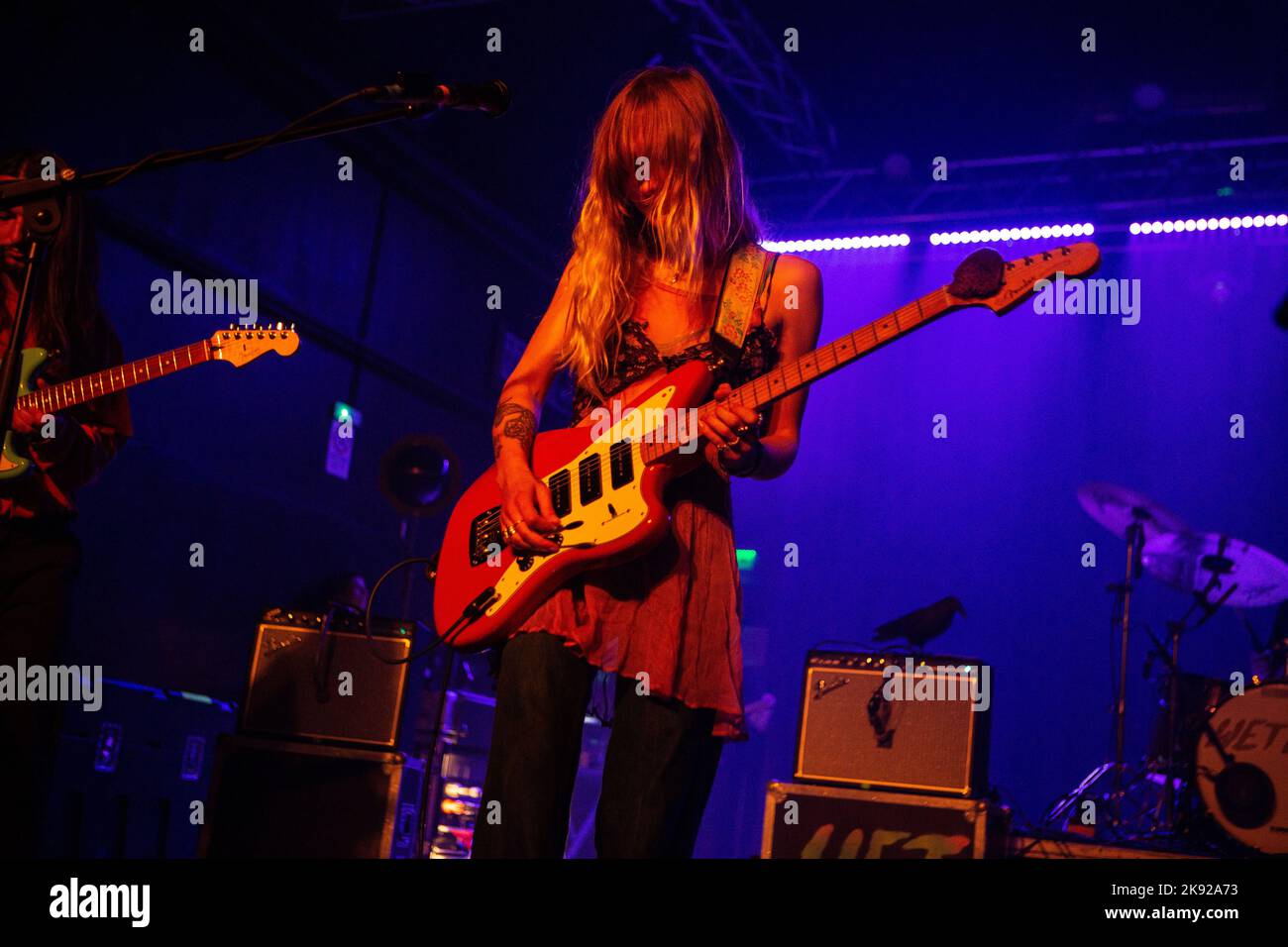 Gamba bagnata in concerto ai magazzini generali di Milano. Foto di Davide Merli per www.rockon.it Foto Stock