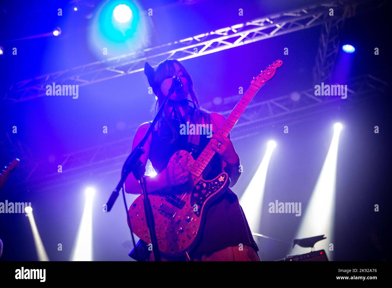 Gamba bagnata in concerto ai magazzini generali di Milano. Foto di Davide Merli per www.rockon.it Foto Stock