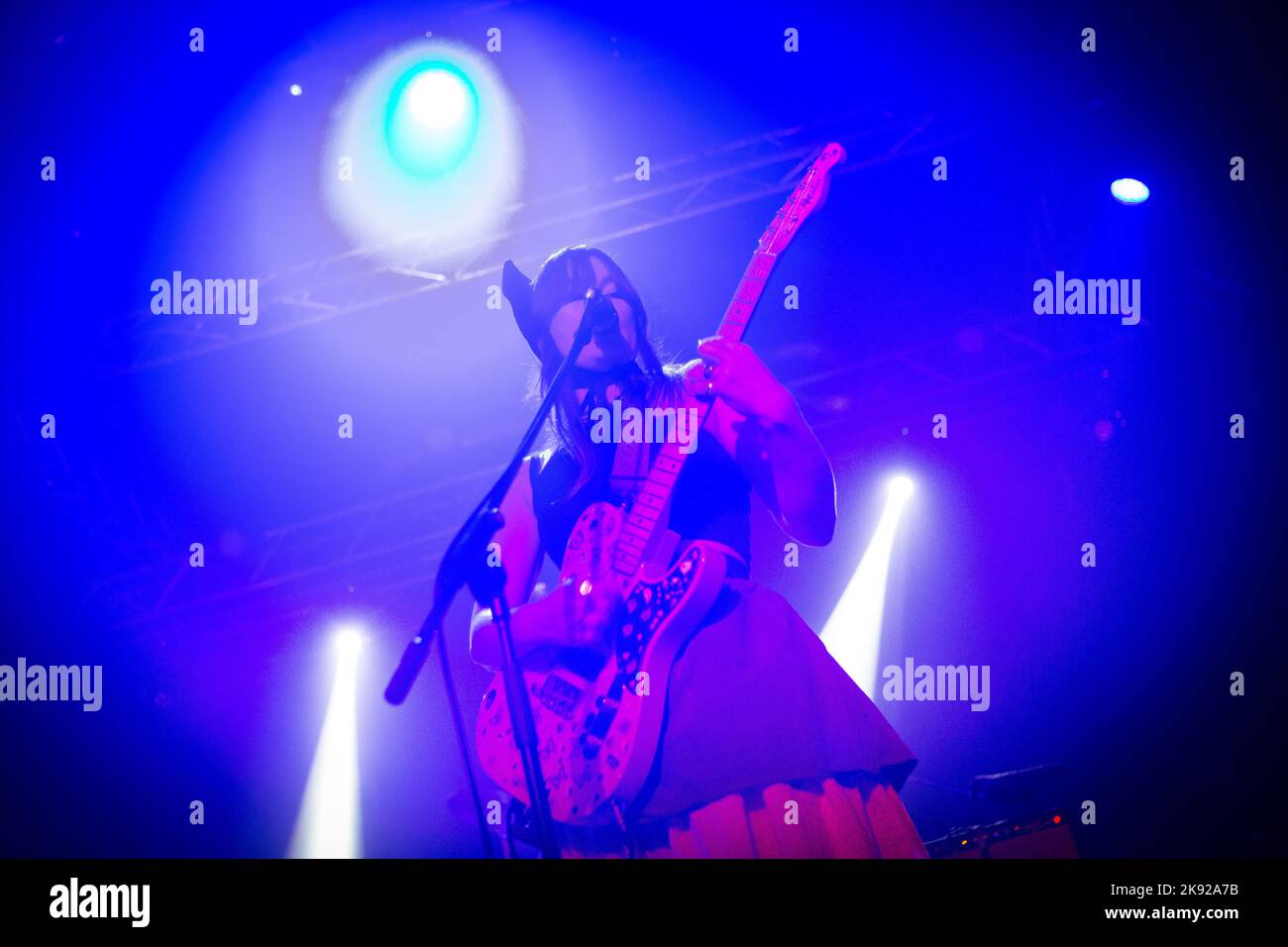 Gamba bagnata in concerto ai magazzini generali di Milano. Foto di Davide Merli per www.rockon.it Foto Stock