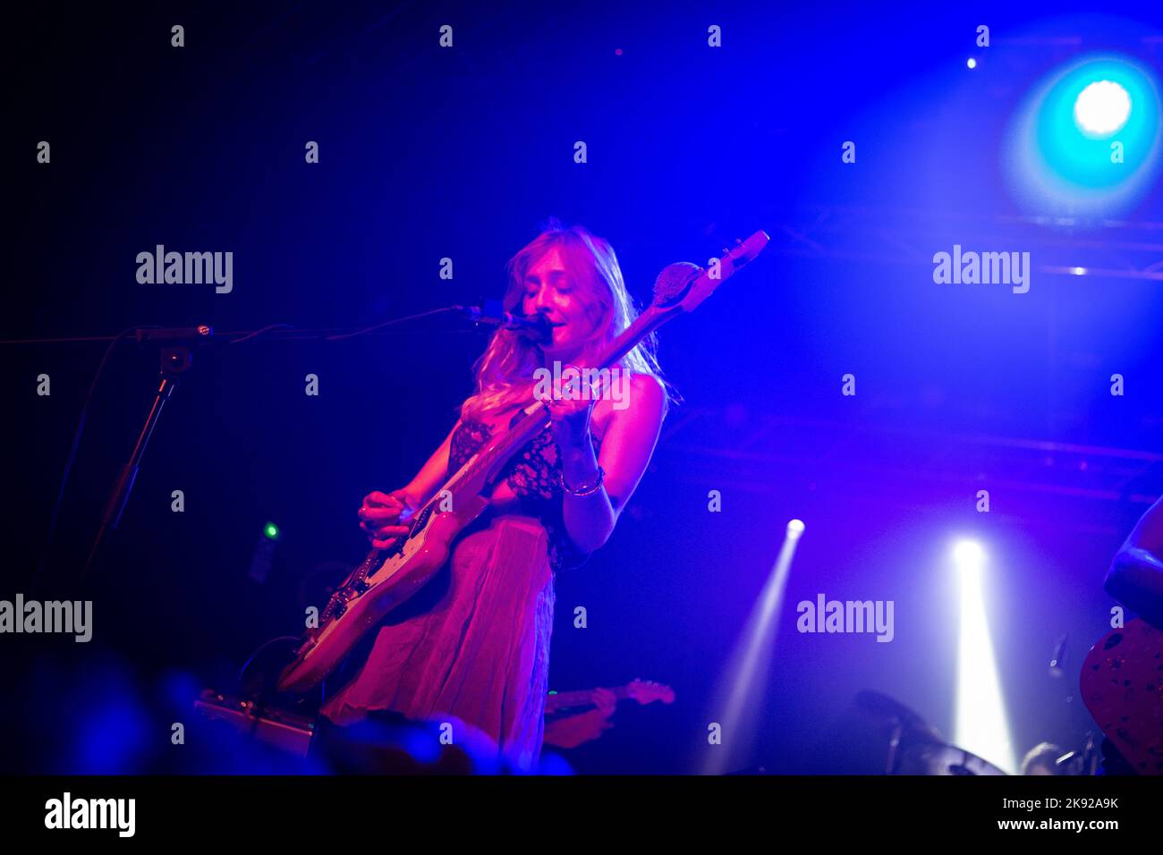Gamba bagnata in concerto ai magazzini generali di Milano. Foto di Davide Merli per www.rockon.it Foto Stock