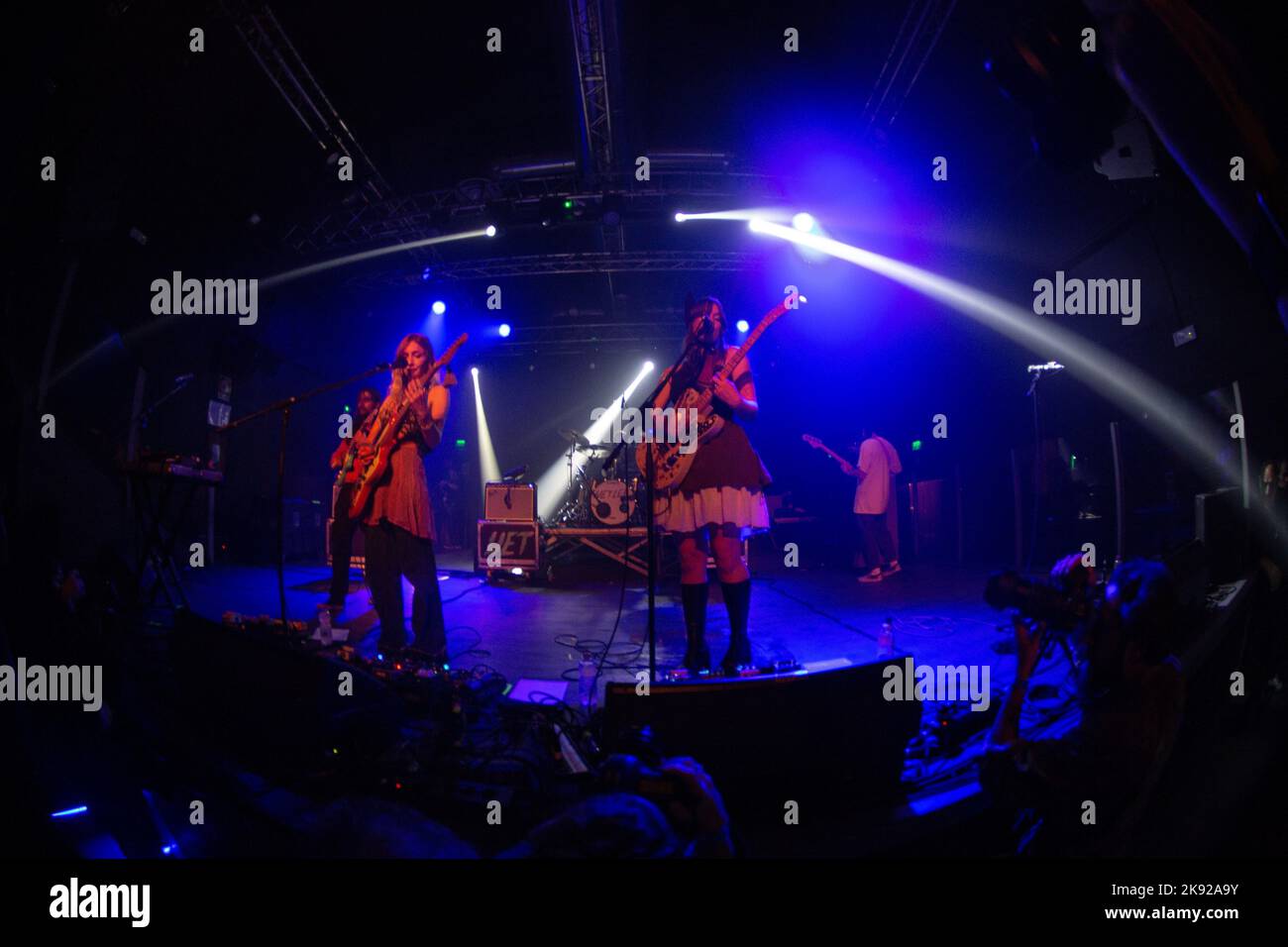 Gamba bagnata in concerto ai magazzini generali di Milano. Foto di Davide Merli per www.rockon.it Foto Stock