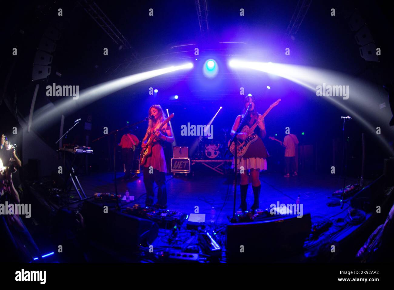 Gamba bagnata in concerto ai magazzini generali di Milano. Foto di Davide Merli per www.rockon.it Foto Stock