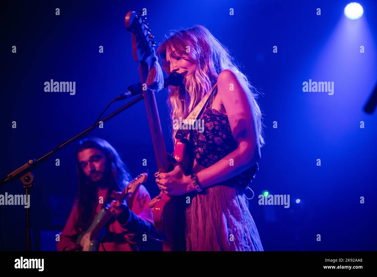 Gamba bagnata in concerto ai magazzini generali di Milano. Foto di Davide Merli per www.rockon.it Foto Stock