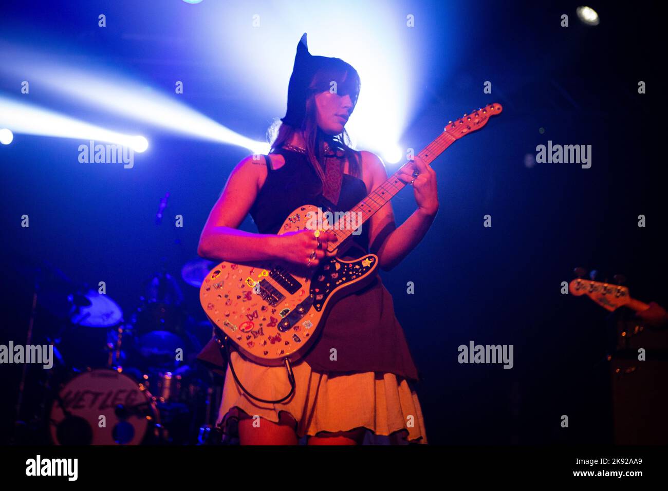 Gamba bagnata in concerto ai magazzini generali di Milano. Foto di Davide Merli per www.rockon.it Foto Stock