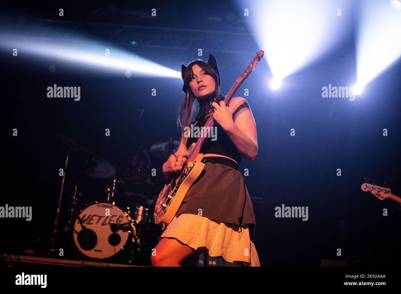Gamba bagnata in concerto ai magazzini generali di Milano. Foto di Davide Merli per www.rockon.it Foto Stock