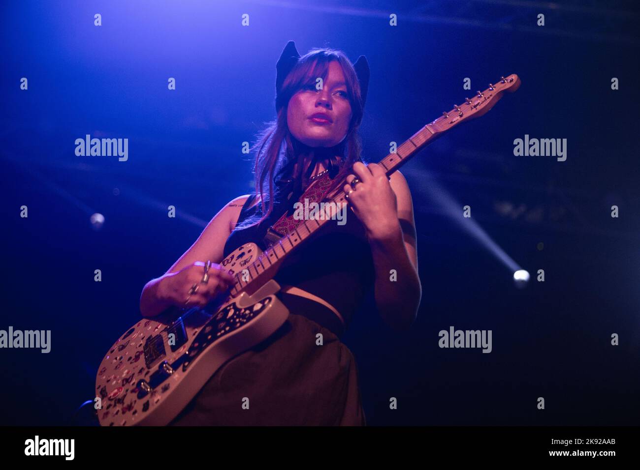 Gamba bagnata in concerto ai magazzini generali di Milano. Foto di Davide Merli per www.rockon.it Foto Stock